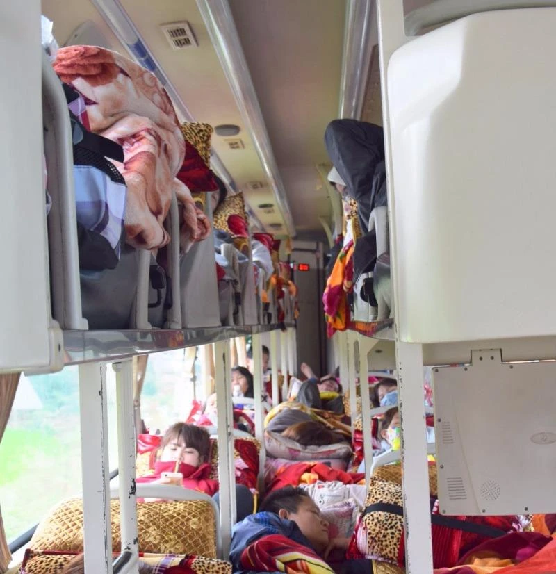 Hành khách phải nằm dưới sàn xe để vào Nam