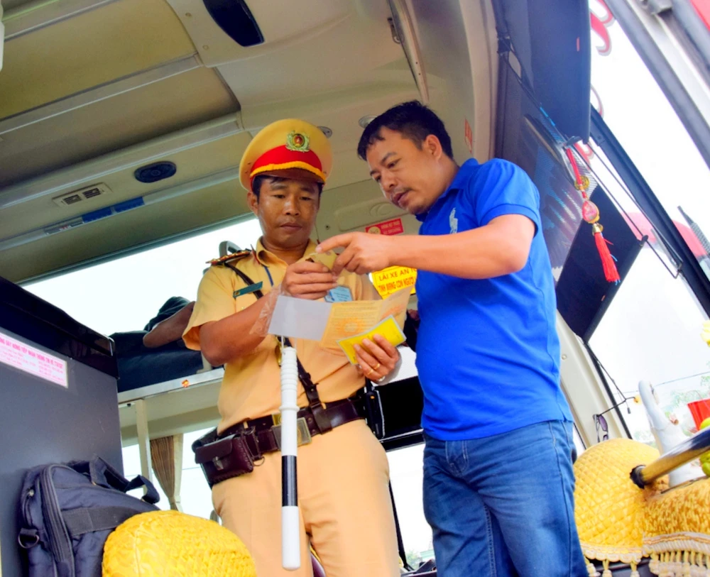 Lực lượng CSGT phát hiện nhiều xe khách vi phạm quy định