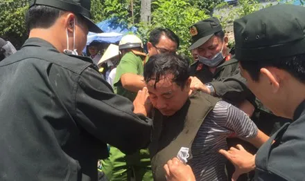 Lực lượng CSCĐ Công an tỉnh Vĩnh Long, khống chế đối tượng.