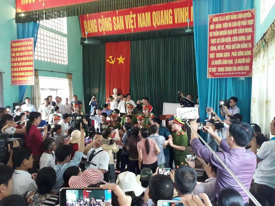 Buổi xin lỗi ông Hàn Đức Long diễn ra trong hỗn loạn ảnh 2 Buổi xin lỗi ông Hàn Đức Long diễn ra trong hỗn loạn ảnh 2