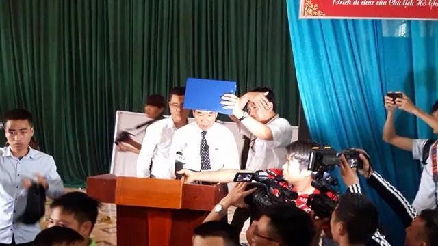 Buổi xin lỗi ông Hàn Đức Long diễn ra trong hỗn loạn ảnh 3 Buổi xin lỗi ông Hàn Đức Long diễn ra trong hỗn loạn ảnh 3