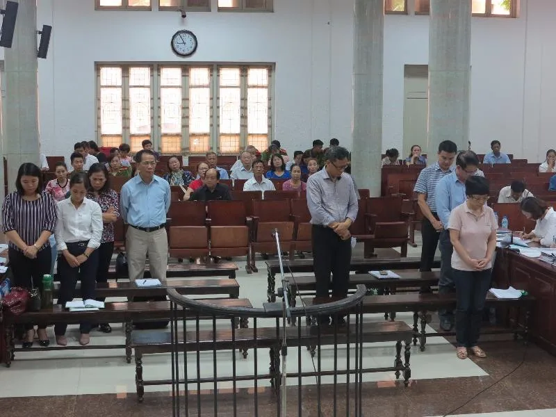 Các bị cáo đang nghe VKS đề nghị án