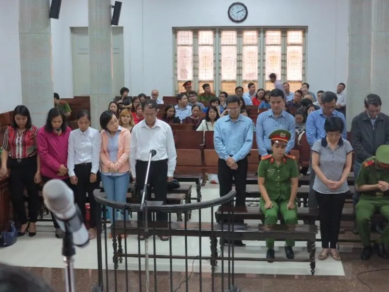 Các bị cáo đang nghe tuyên án