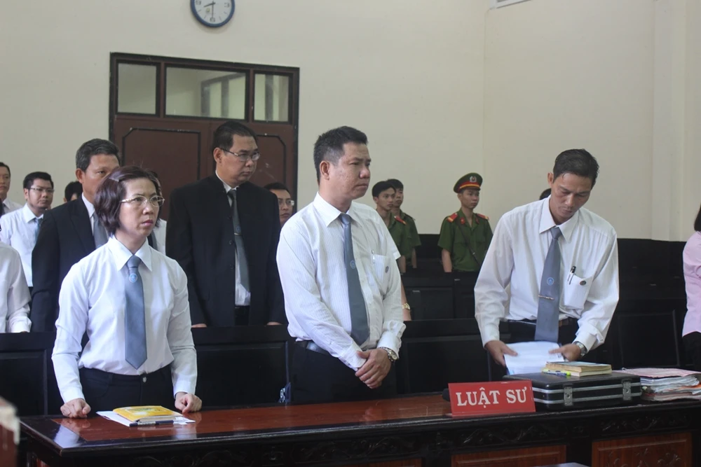 Căng thẳng phiên tòa có đông luật sư bào chữa nhất 