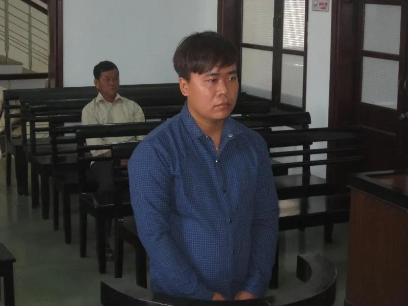 Nhân viên lễ tân trộm tiền của du khách massage