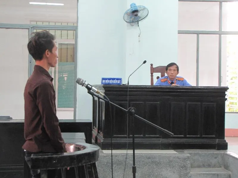 Thanh niên đi tù vì người yêu nhí sinh con