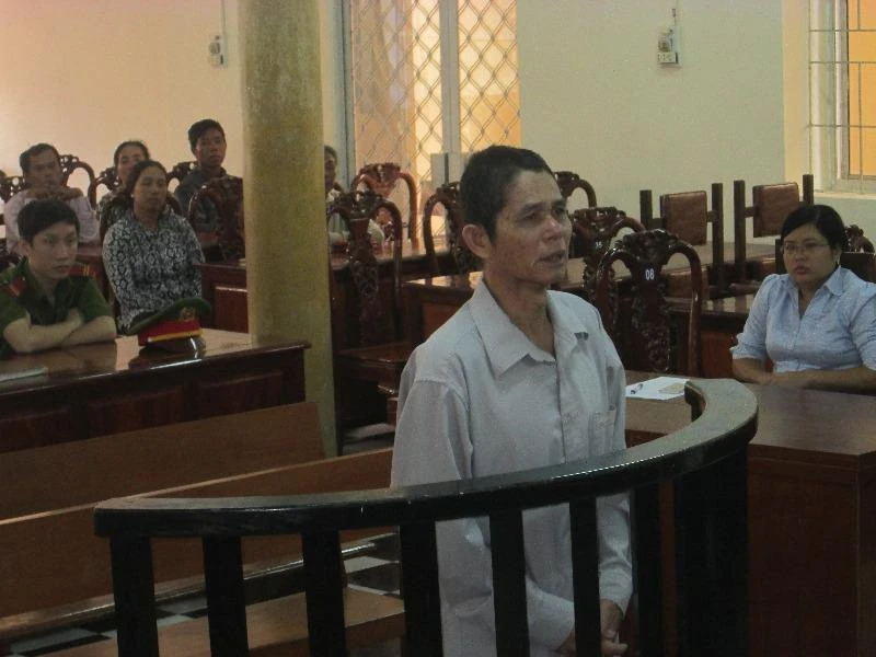 Lợi dụng bé gái bị vấp ngã rồi xâm hại tình dục