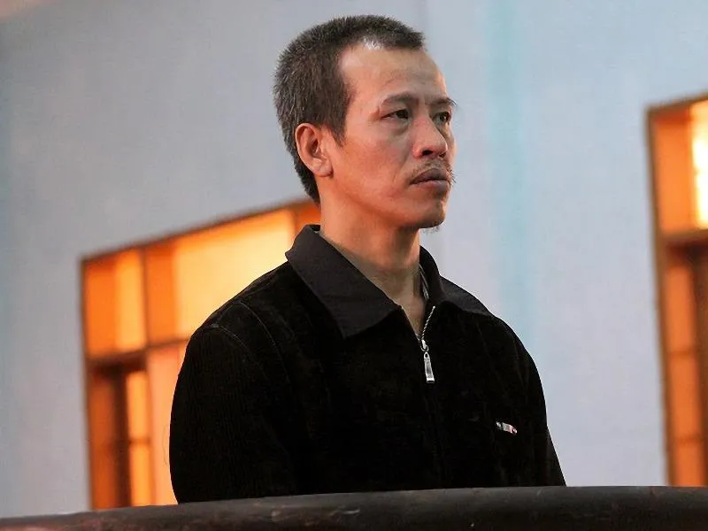 Đến nhà hàng xóm đón con hiếp luôn con gái bạn