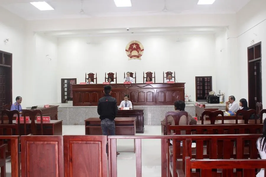 Thiếu niên xâm hại con gái của mẹ kế