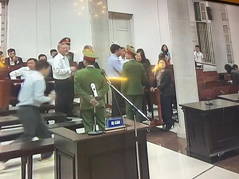 Nhiều người tới ôm, bắt tay thăm hỏi ông Đinh La Thăng ảnh 1