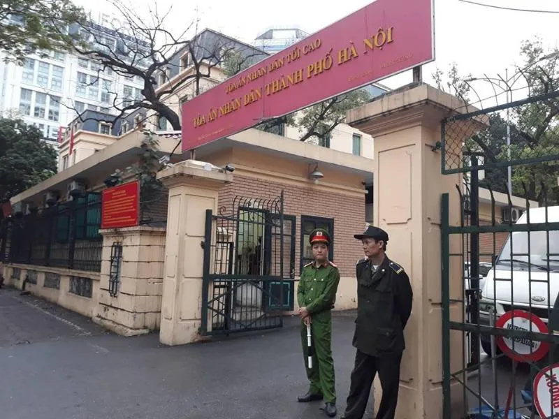 Vụ ông Đinh La Thăng: Báo chí khó khăn khi tác nghiệp ảnh 1 Vụ ông Đinh La Thăng: Báo chí khó khăn khi tác nghiệp ảnh 1