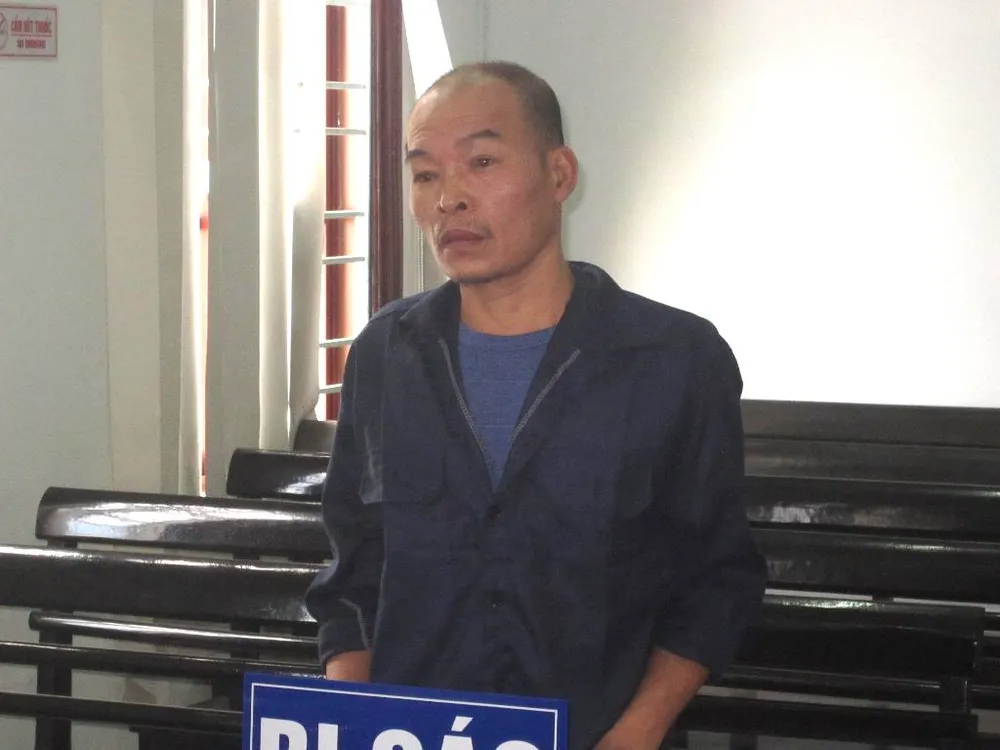 Người đàn ông quậy đồn công an, cắn mặt nhân viên công vụ