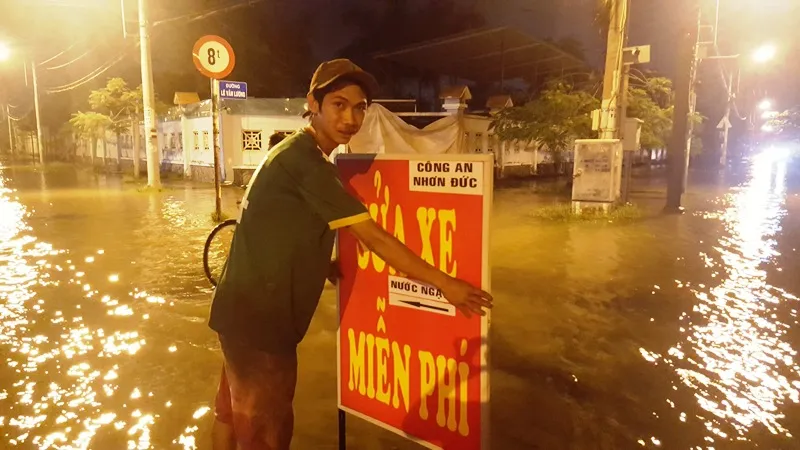 Triều chưa đạt đỉnh, nhiều tuyến đường đã bị tê liệt