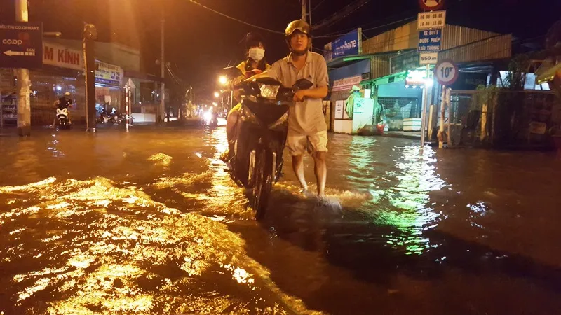 Triều chưa đạt đỉnh, nhiều tuyến đường đã bị tê liệt