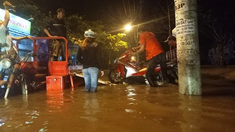 Triều chưa đạt đỉnh, nhiều tuyến đường đã bị tê liệt