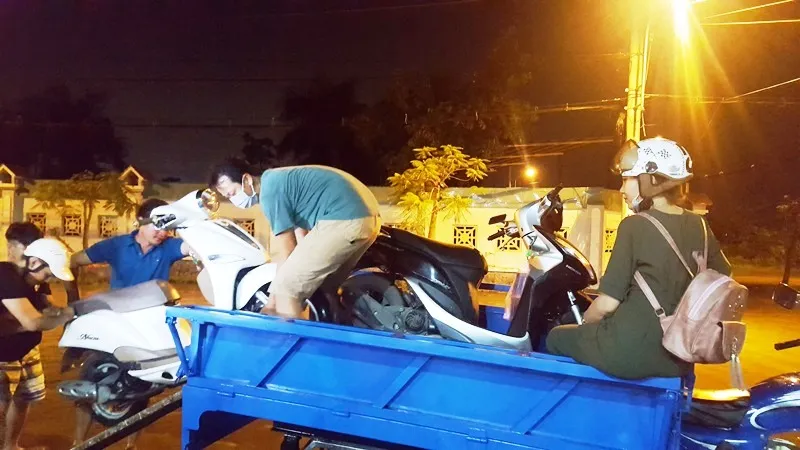 Triều chưa đạt đỉnh, nhiều tuyến đường đã bị tê liệt