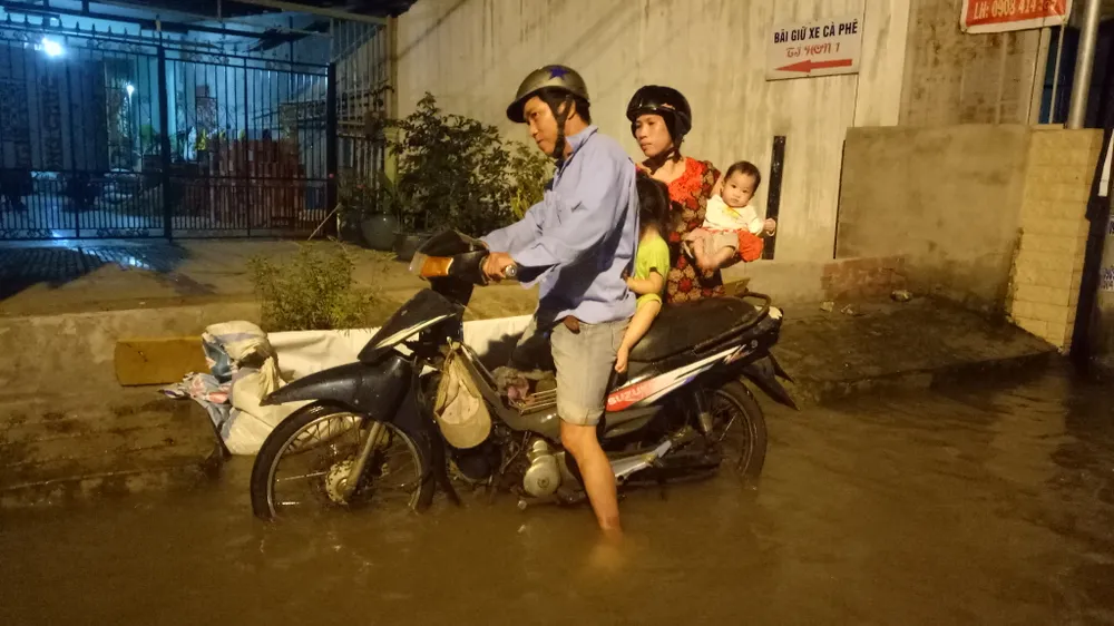 Triều chưa đạt đỉnh, nhiều tuyến đường đã bị tê liệt