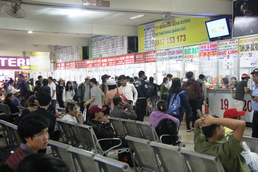 Người dân TP ùn ùn nghỉ Tết Dương lịch sớm ảnh 7