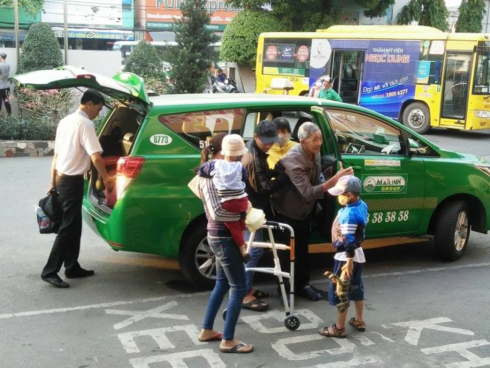 Người dân TP ùn ùn nghỉ Tết Dương lịch sớm ảnh 5