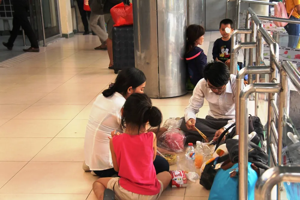 Người dân TP ùn ùn nghỉ Tết Dương lịch sớm ảnh 8