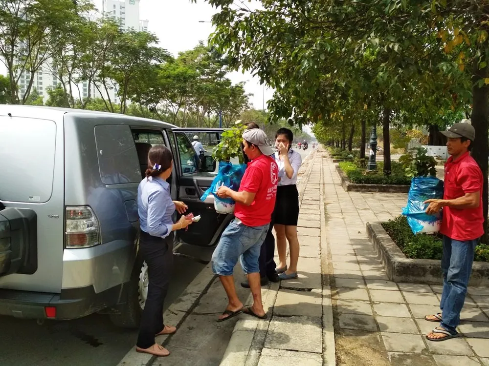 Nhà vườn mang hoa ra tận xe cho khách hàng