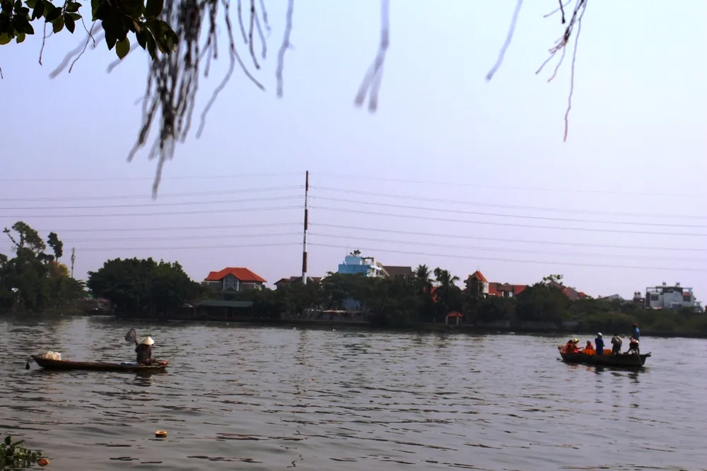 Một số người chầu chực sẵn trên sông, chờ cá thả xuống là vớt.