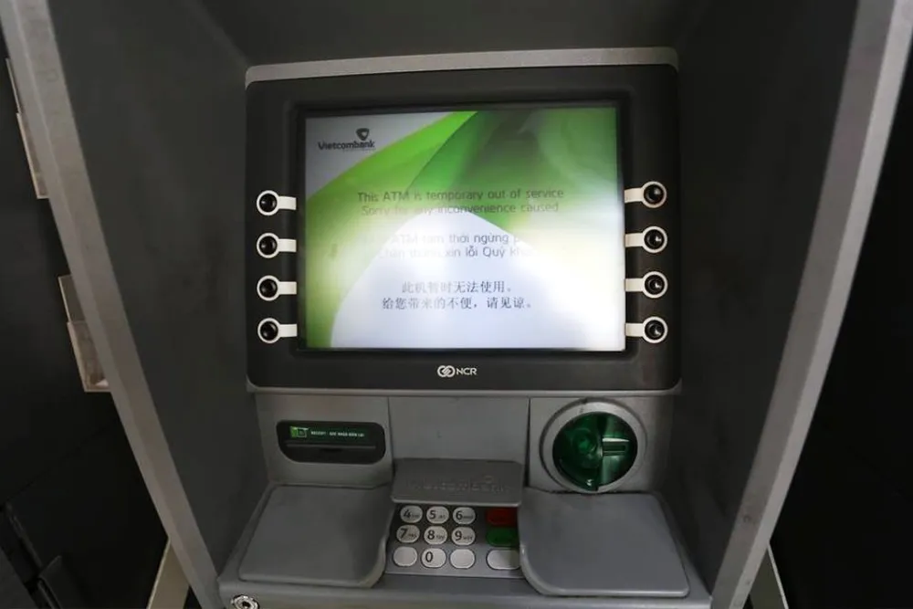 Khổ sở xếp hàng rút tiền ở cây ATM những ngày giáp Tết ảnh 3