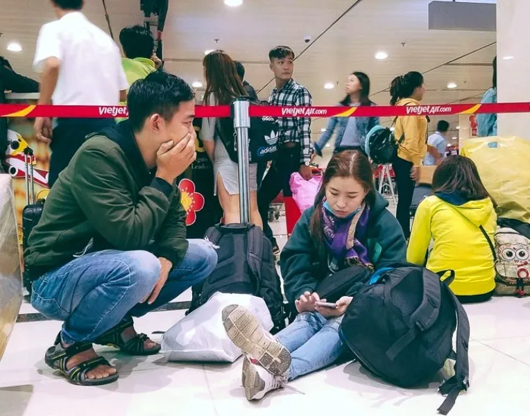 Hành khách vạ vật cả ngày chờ bay ảnh 1