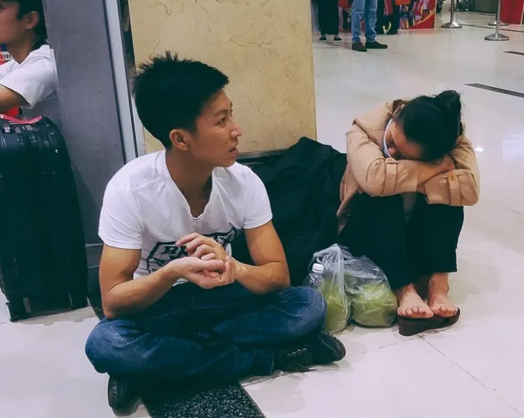 Hành khách vạ vật cả ngày chờ bay ảnh 2