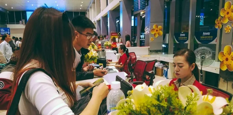 Hành khách vạ vật cả ngày chờ bay ảnh 3