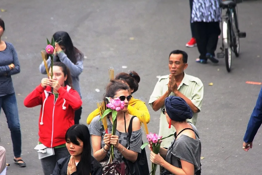 Dân nô nức đi chùa vào Tết Nguyên Tiêu ảnh 9
