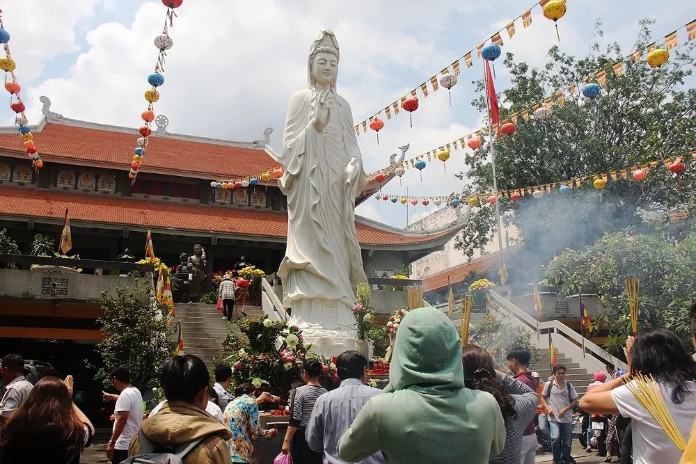Dân nô nức đi chùa vào Tết Nguyên Tiêu ảnh 10