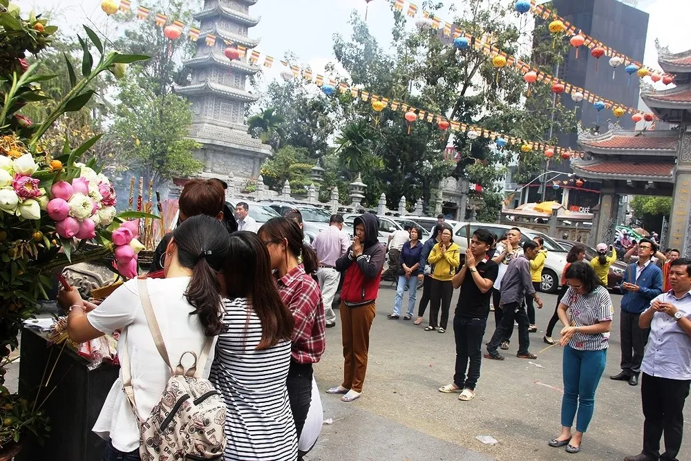 Dân nô nức đi chùa vào Tết Nguyên Tiêu ảnh 1