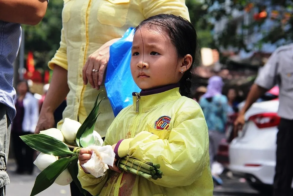 Dân nô nức đi chùa vào Tết Nguyên Tiêu ảnh 3
