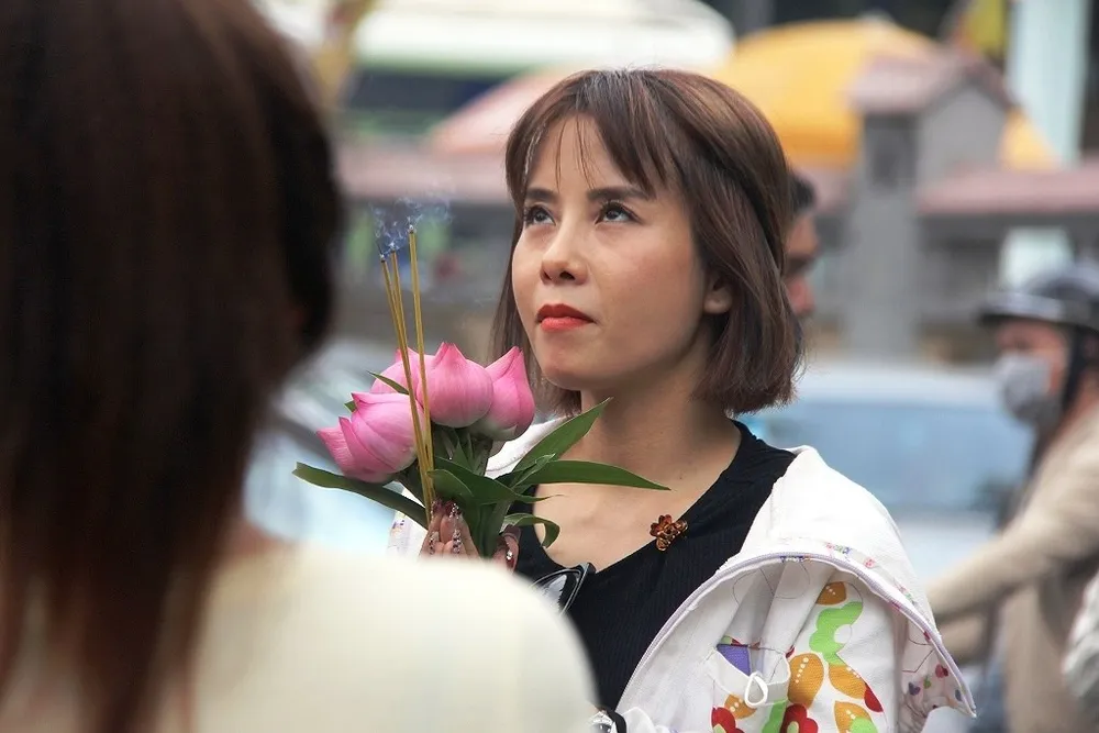 Dân nô nức đi chùa vào Tết Nguyên Tiêu ảnh 4