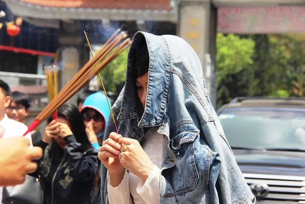 Dân nô nức đi chùa vào Tết Nguyên Tiêu ảnh 5