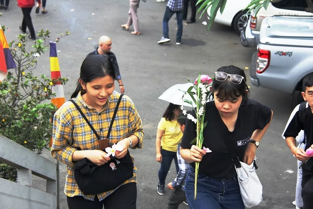 Dân nô nức đi chùa vào Tết Nguyên Tiêu ảnh 7