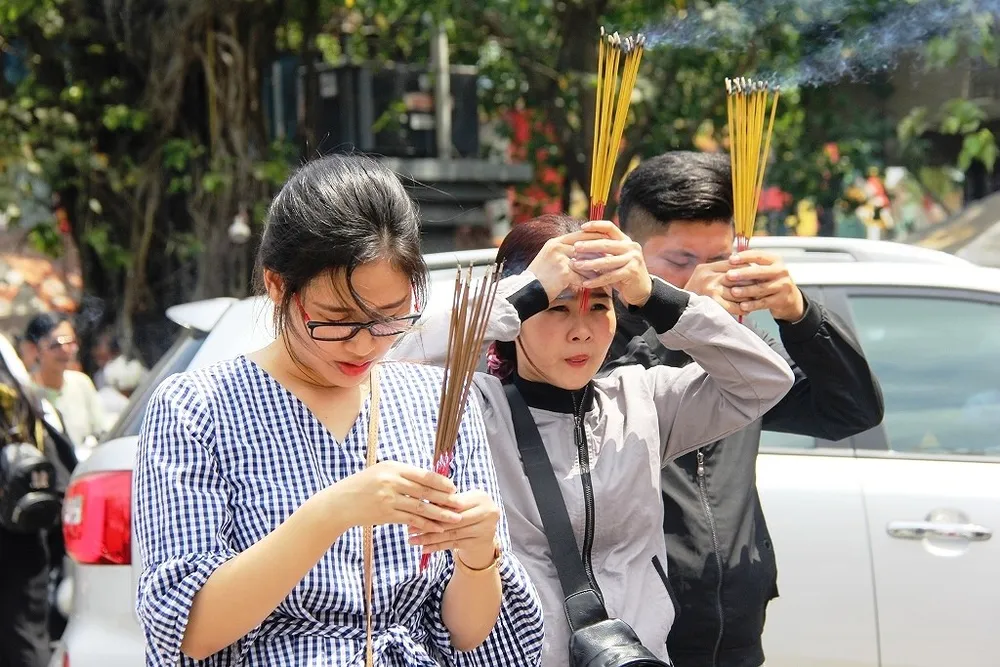 Dân nô nức đi chùa vào Tết Nguyên Tiêu ảnh 8