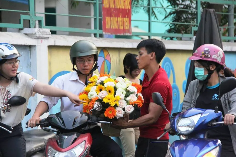 Đấng mày râu vừa đón con vừa mua hoa ngày 8-3 ảnh 8