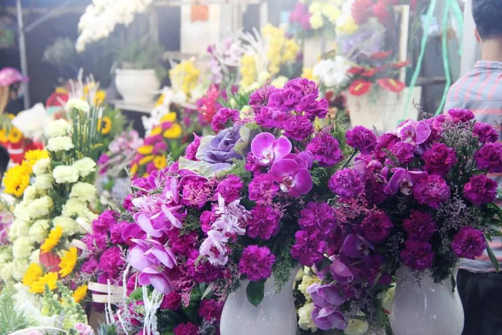 Đấng mày râu vừa đón con vừa mua hoa ngày 8-3 ảnh 1