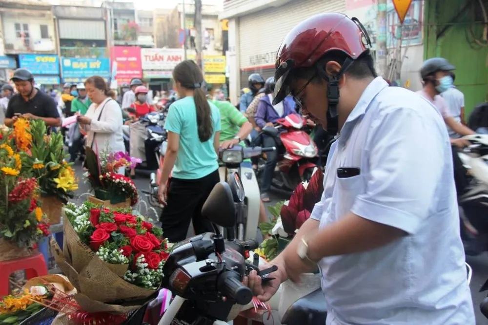 Đấng mày râu vừa đón con vừa mua hoa ngày 8-3 ảnh 2