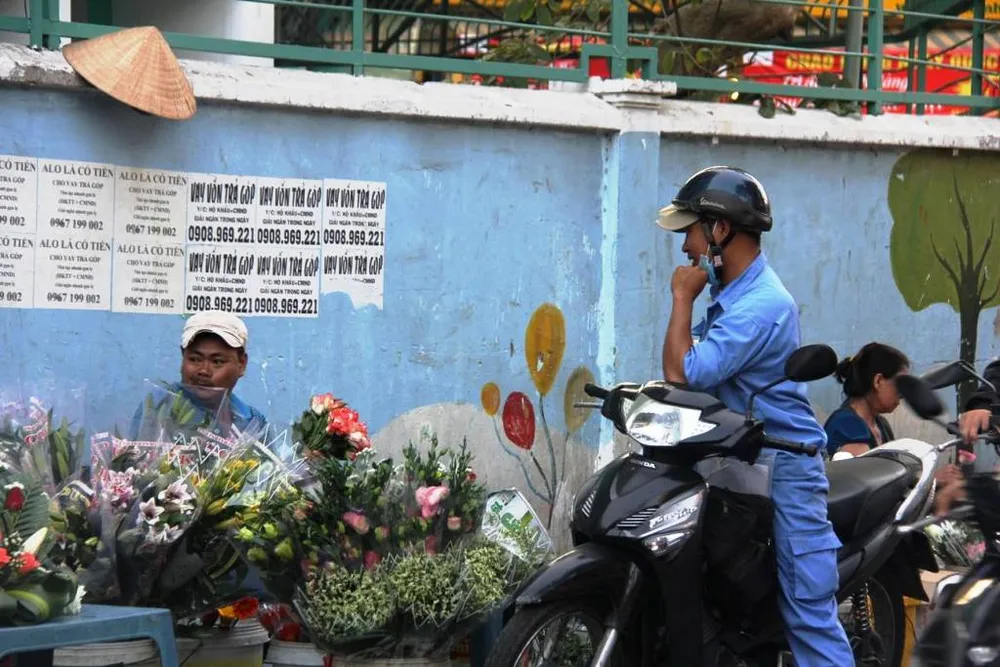 Đấng mày râu vừa đón con vừa mua hoa ngày 8-3 ảnh 3