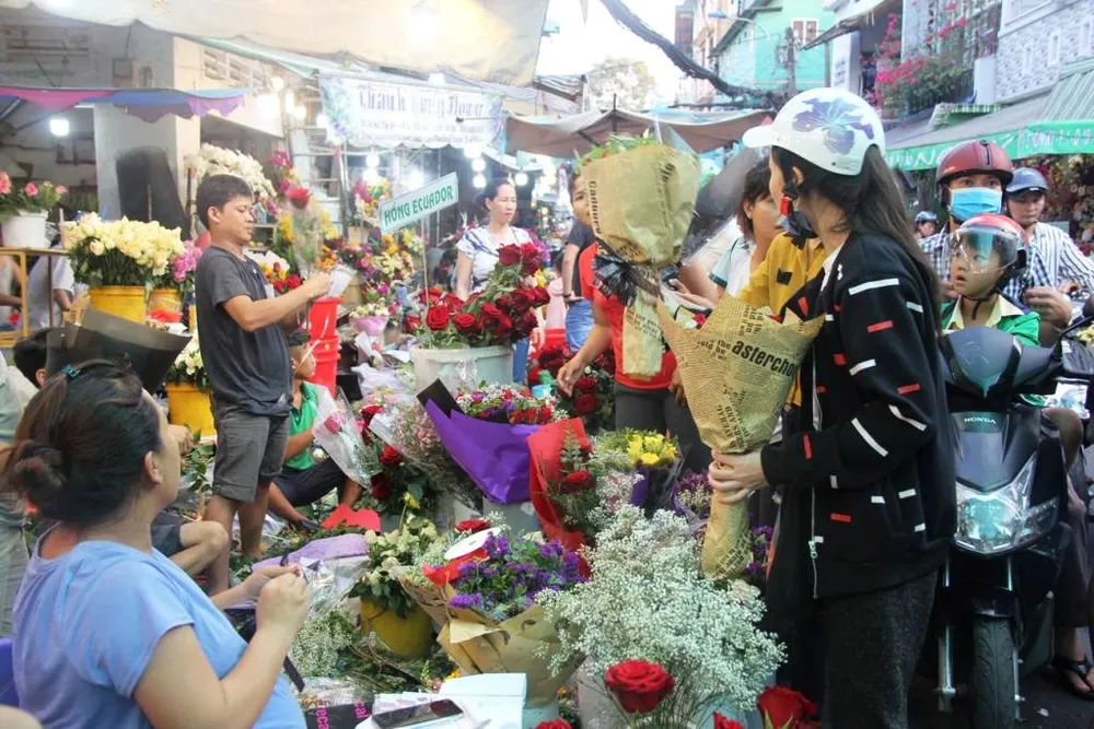 Đấng mày râu vừa đón con vừa mua hoa ngày 8-3 ảnh 7