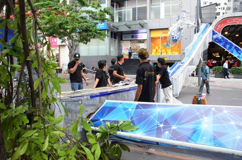 Tháo hết cổng chào trang trí ở quận 1 ảnh 1