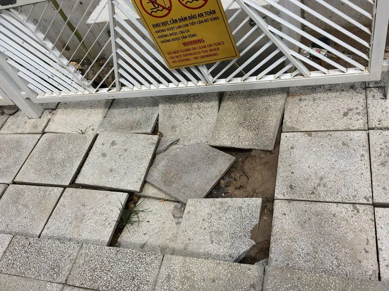 Người dân phát hiện bến buýt đường sông mới xong đã hư hại ảnh 1