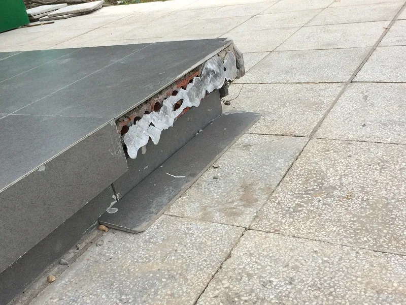 Người dân phát hiện bến buýt đường sông mới xong đã hư hại ảnh 3