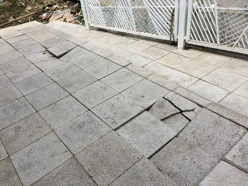 Người dân phát hiện bến buýt đường sông mới xong đã hư hại ảnh 6