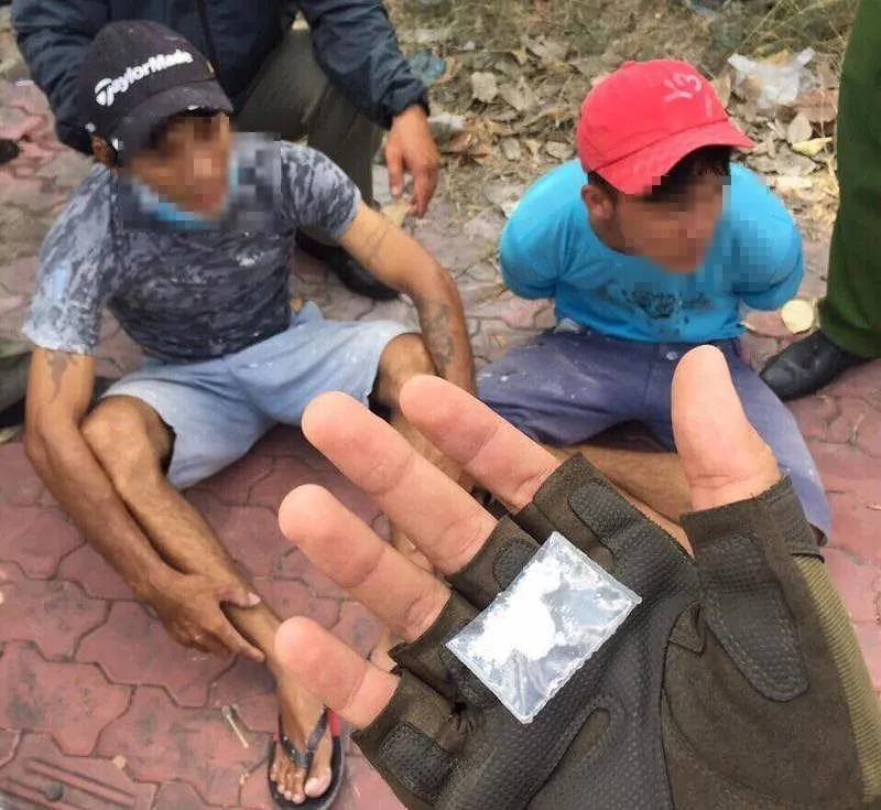 Hai thanh niên đi mua ma túy về chơi thì bị bắt ảnh 1