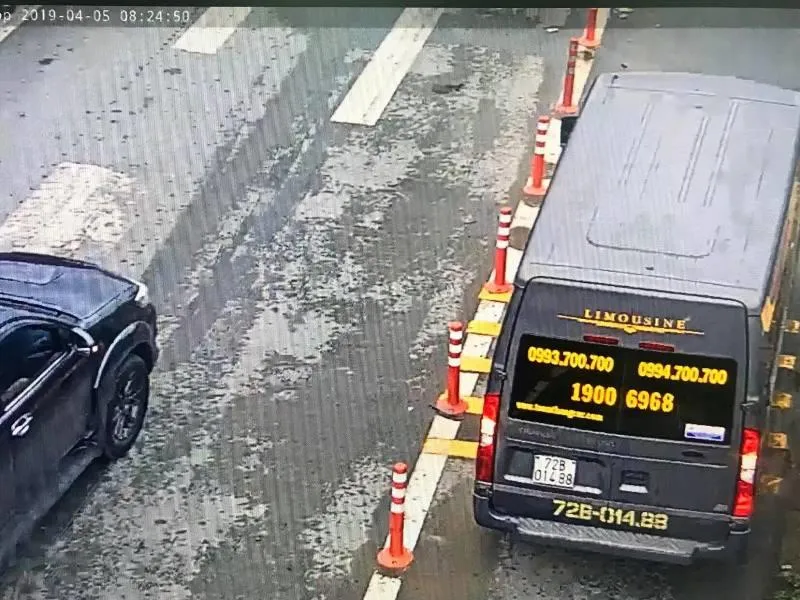 Hàng loạt ô tô tràn vào làn xe máy trên cao tốc ảnh 2