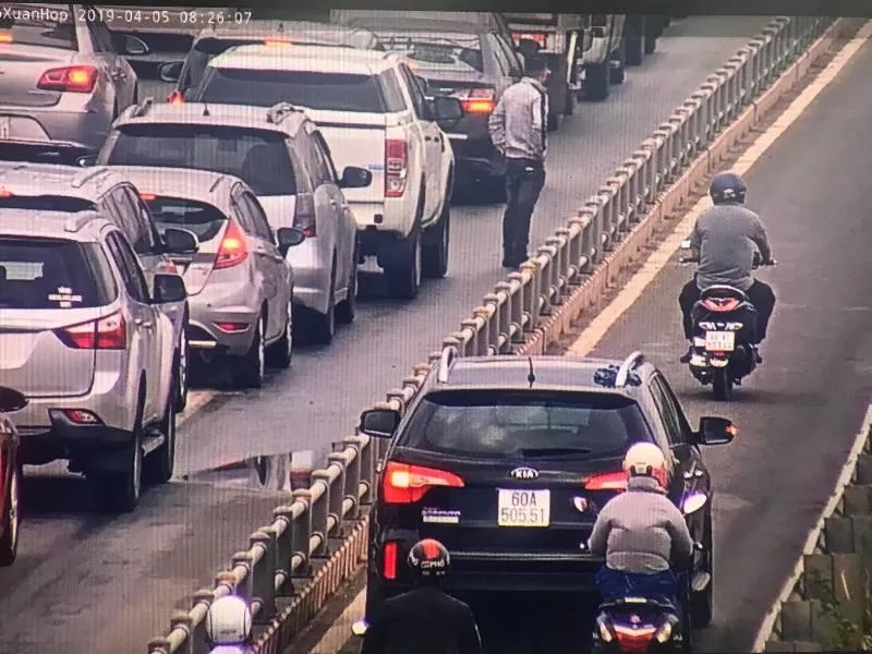 Hàng loạt ô tô tràn vào làn xe máy trên cao tốc ảnh 3